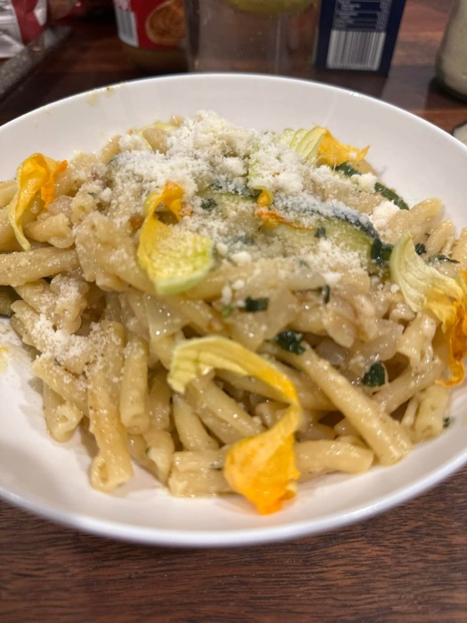 Baby zucchini & zucchini-flower pasta